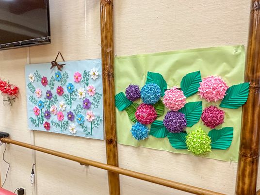 手作りの花の掲示物