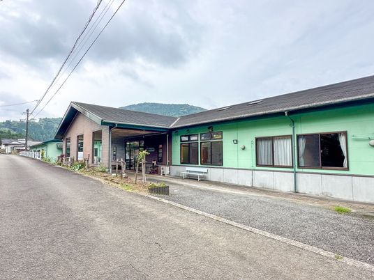 温もりある施設の外観