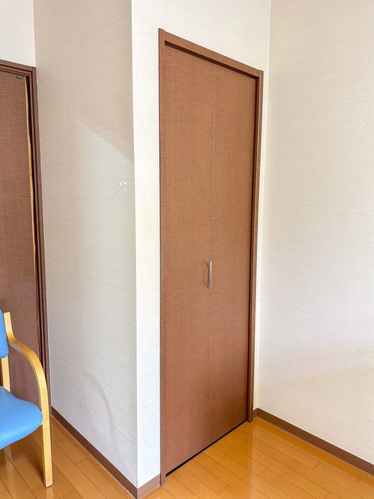 明るい居室の入口