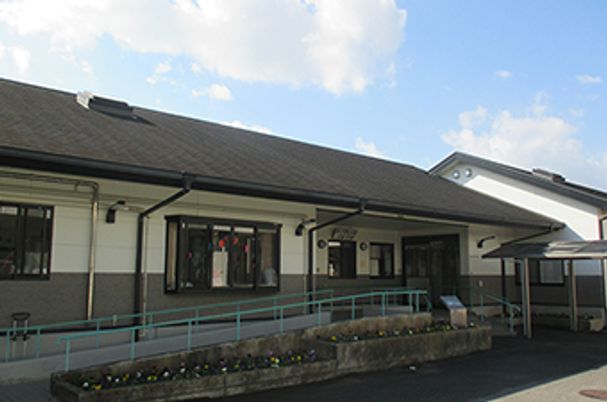 広い建物の外観