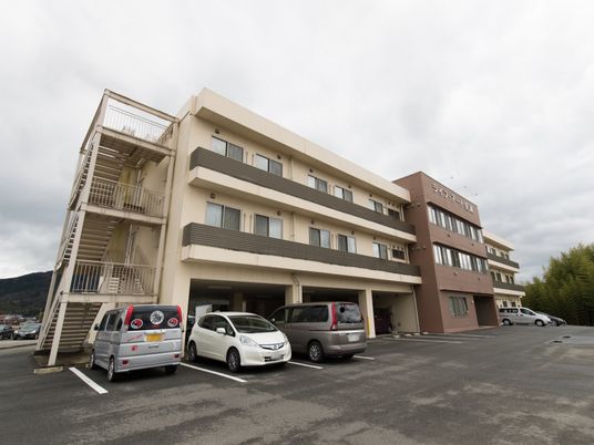 広々とした駐車場のある建物