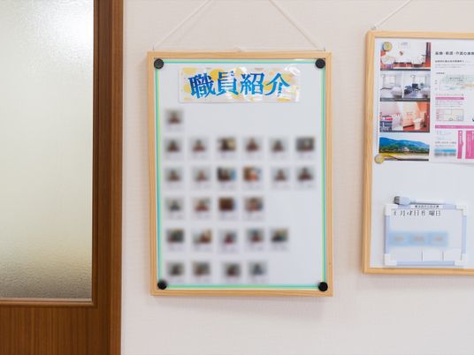 掲示物と壁面の様子