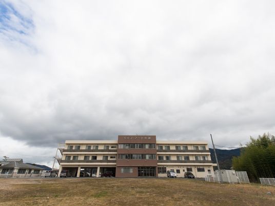 広々とした外観の建物