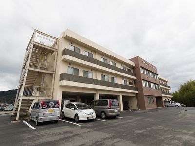 広々とした施設の外観