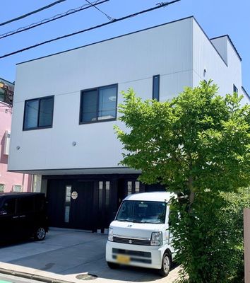 明るい建物の外観