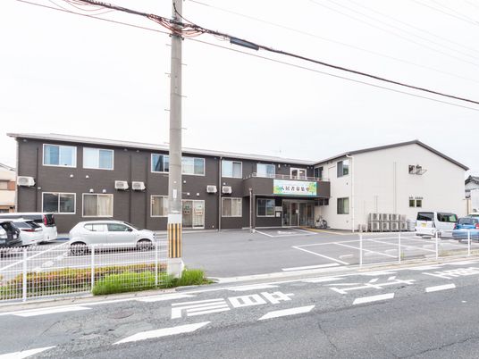 茶色い建物の外観
