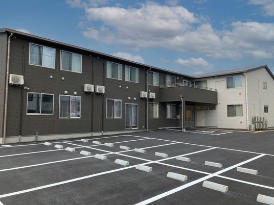 清潔な建物と駐車場