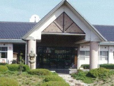 広い庭の施設外観