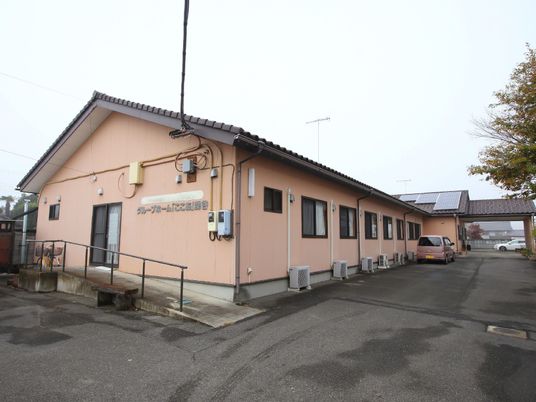 ピンクの壁の建物外観