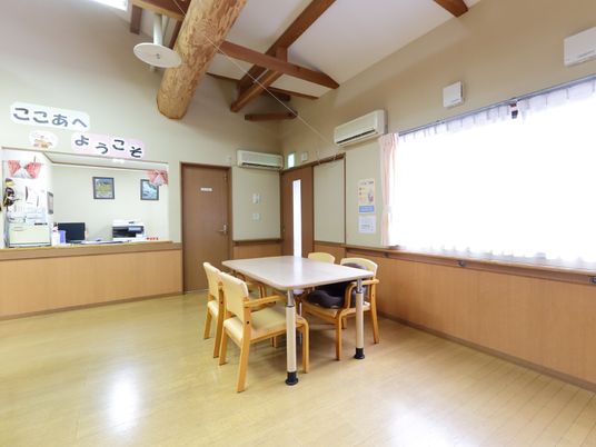 明るい共用エリアの居室
