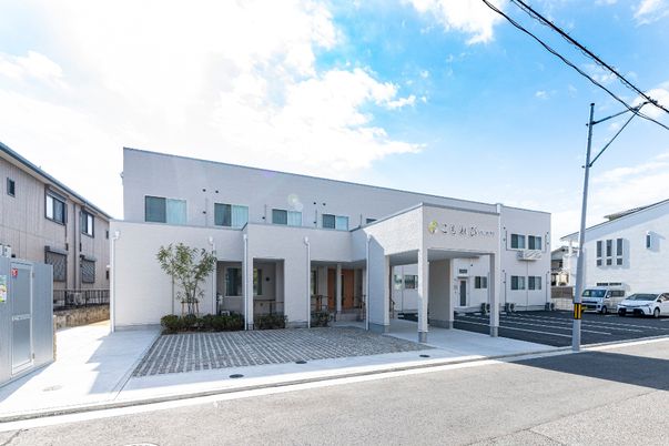 明るい外装の建物正面
