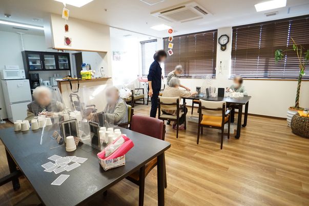 暖かみのある共有ダイニング