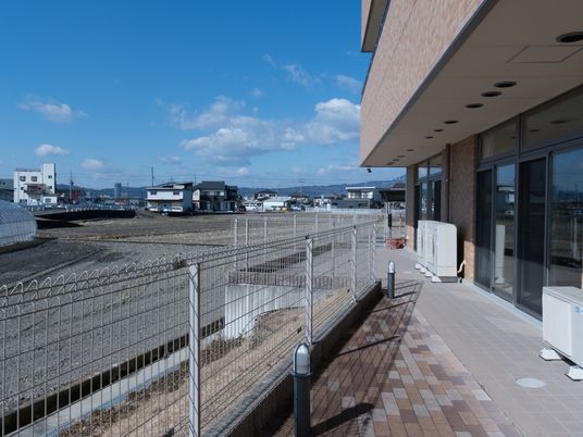 明るい日差しのテラス