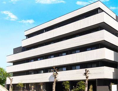 木々に囲まれた建物