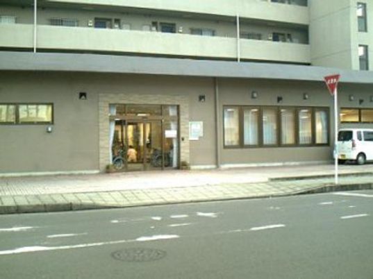 明るい入口の外観