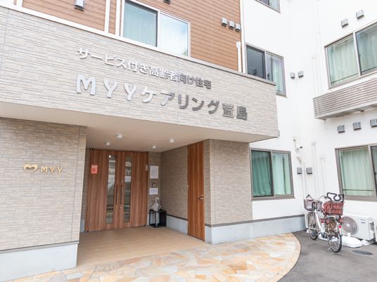 明るいエントランスの外観