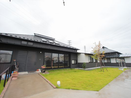 黒い屋根のモダンな外観