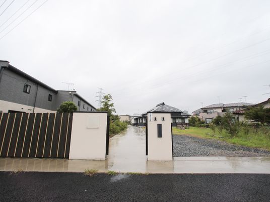 門とガーデンを備えた建物