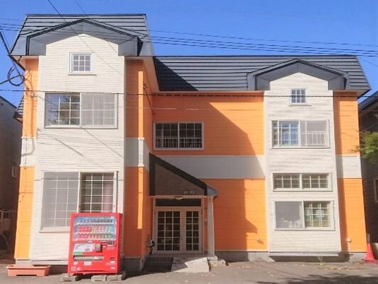オレンジ外観の建物