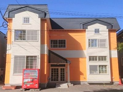 オレンジ外観の建物