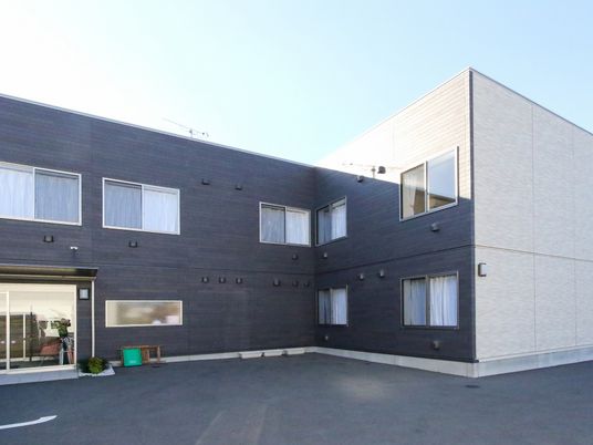 明るい外観の建物