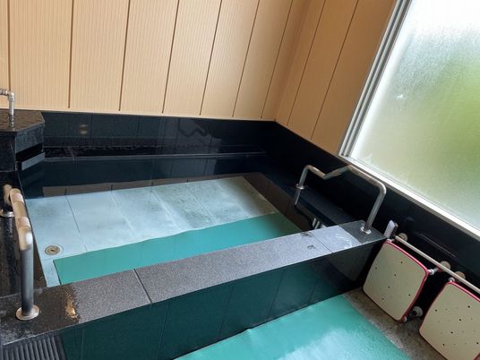 明るい浴室の内観