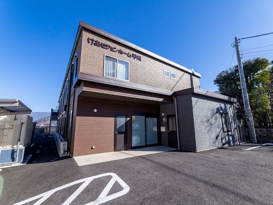 施設の入口と外観