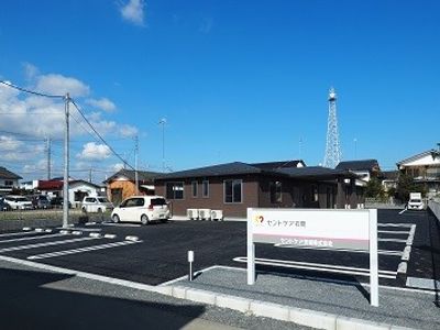 駐車場が見える外観