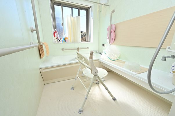 日差しが差し込む浴室