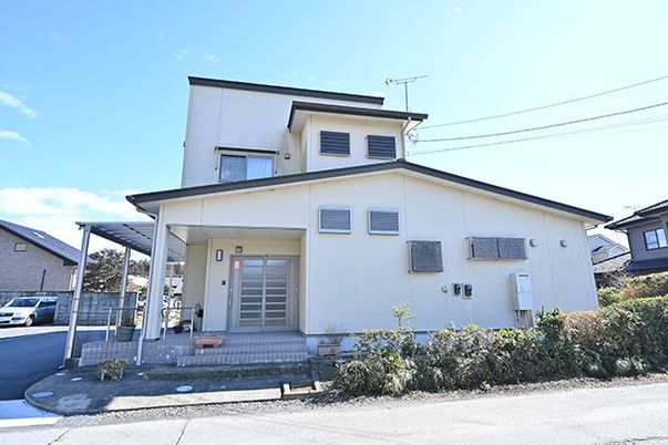 落ち着いた外観の建物