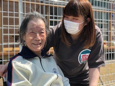 笑顔の利用者とスタッフ
