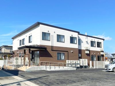 明るい日差しの施設外観