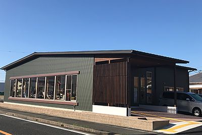 広々とした設計の建物外観