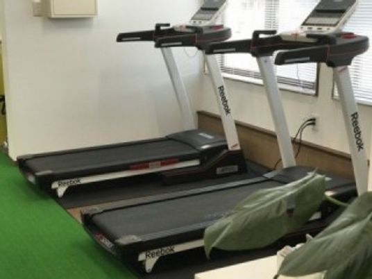 トレッドミルが並ぶ機能訓練室