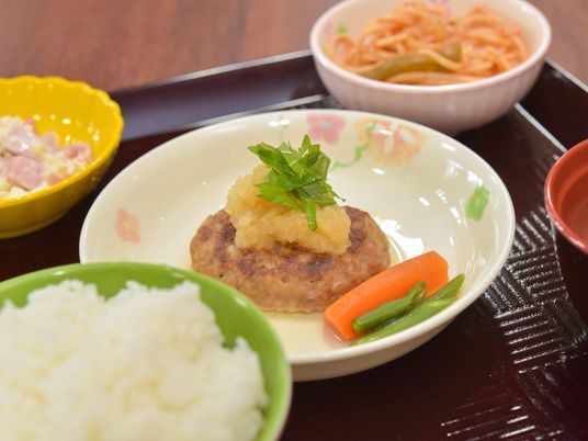和食の盛り付け風景
