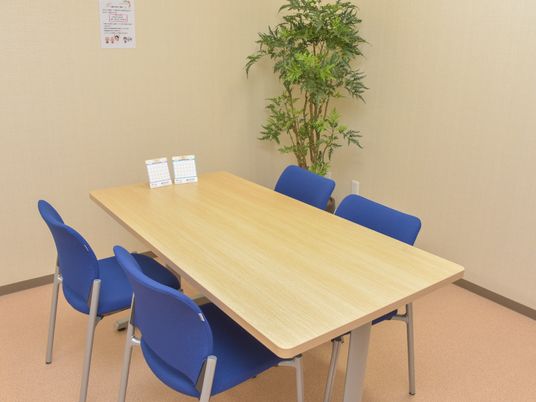 シンプルな会議室の一角