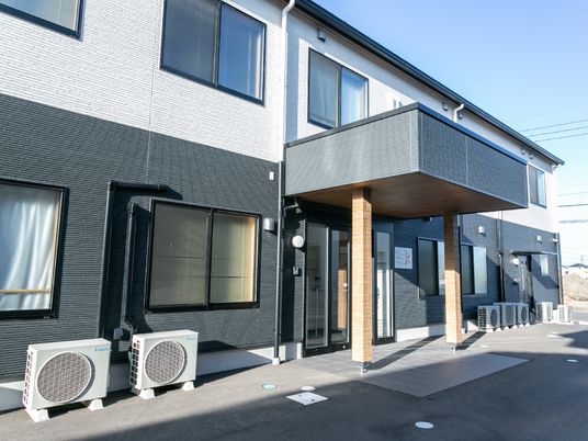 現代的な外観の建物