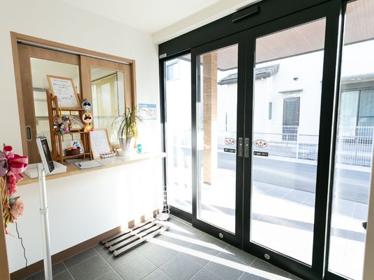 エントランスの受付と出入口