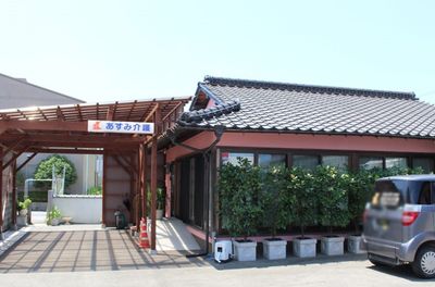 植物が並ぶ建物の外観