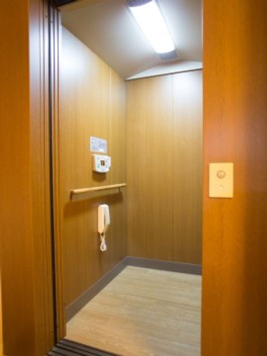 エレベーターの木目調の扉