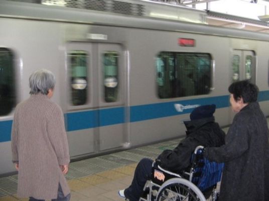車椅子の方と電車ホーム