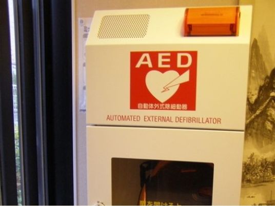 壁に取り付けられたAED機器