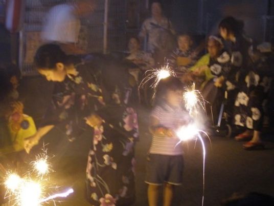 花火を楽しむ人々