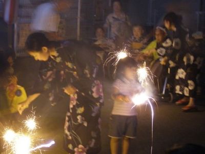 花火を楽しむ人々