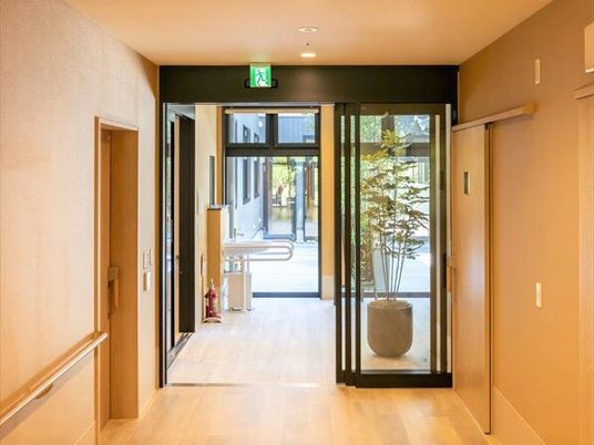 エントランスの明るい通路
