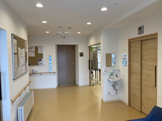 明るく広々とした廊下