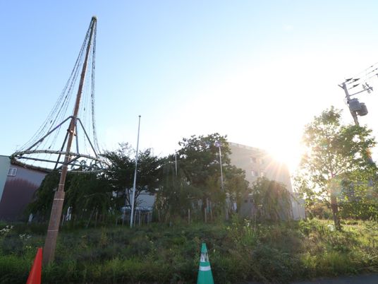 陽の光浴びる建物と構造物