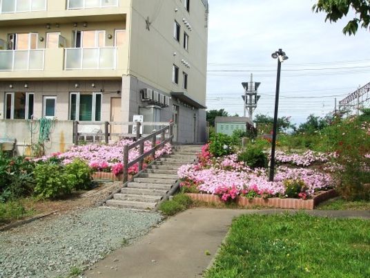 花々が咲く施設の外観