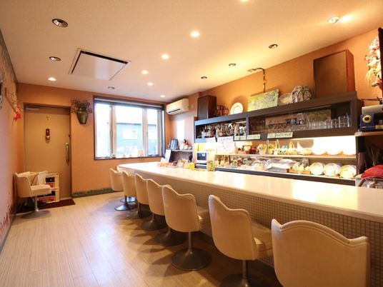 明るい食堂の風景