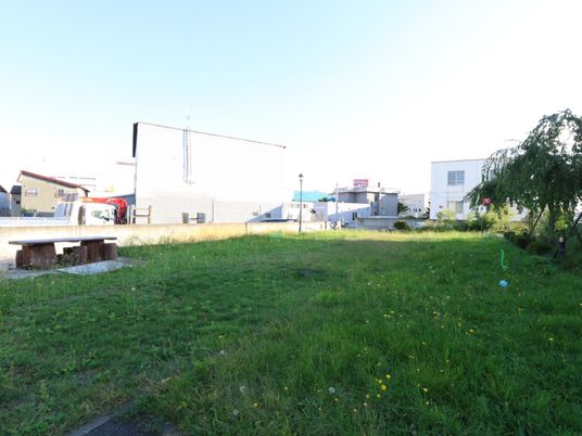 都市の緑豊かな中庭